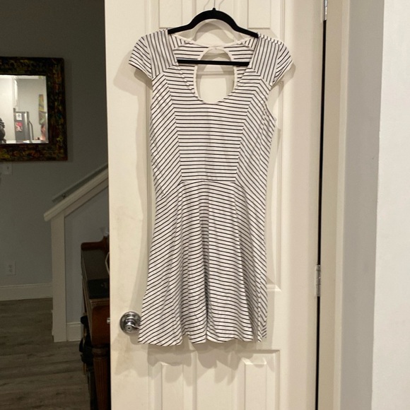 Derek Heart Dresses & Skirts - Short-sleeve, Black & White Stripe Mini Dress with keyhole back from Derek ❤️